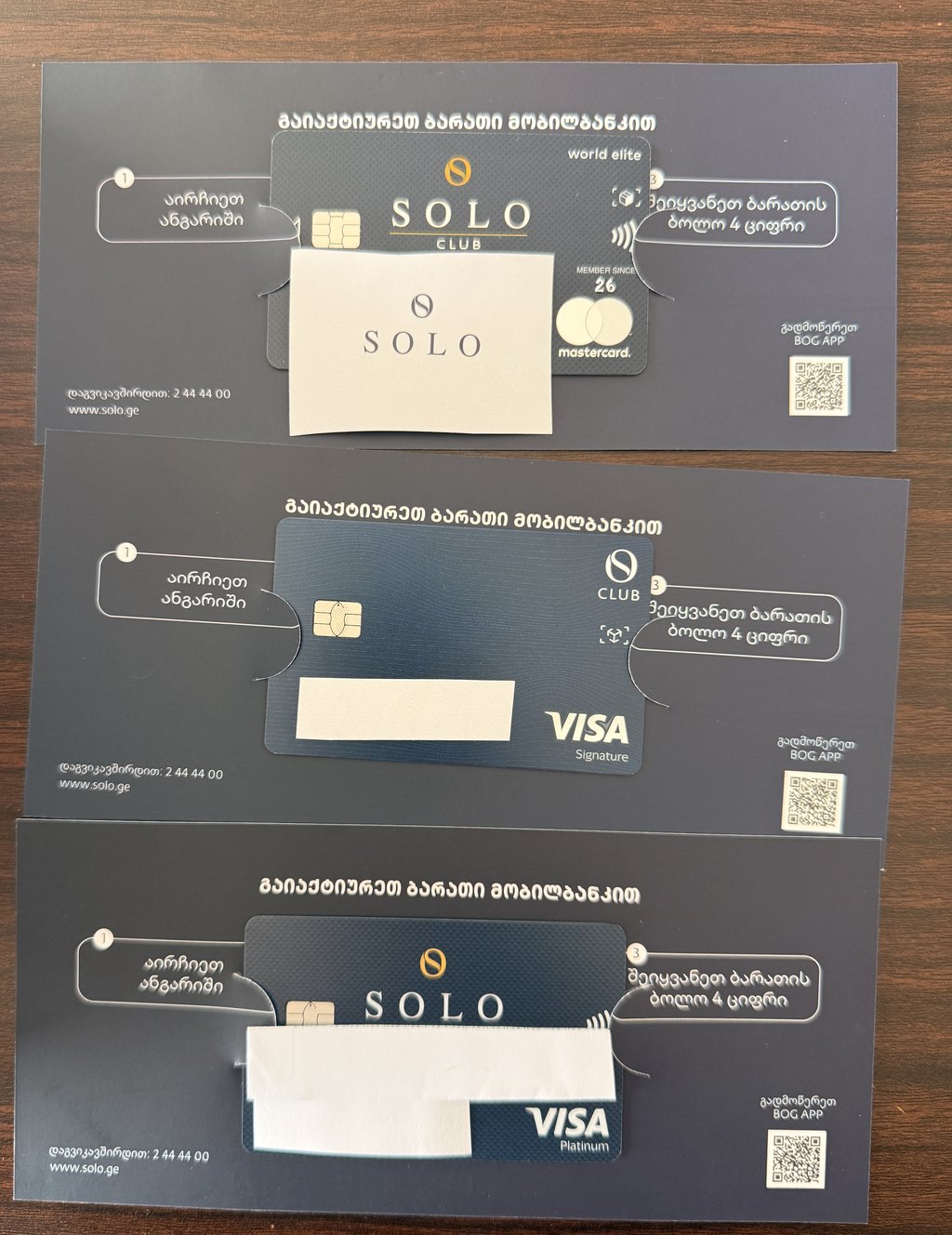 届いたSOLOのカード3枚。台紙に貼られたMastercard World Elite、Visa Signature、Visa Platinum