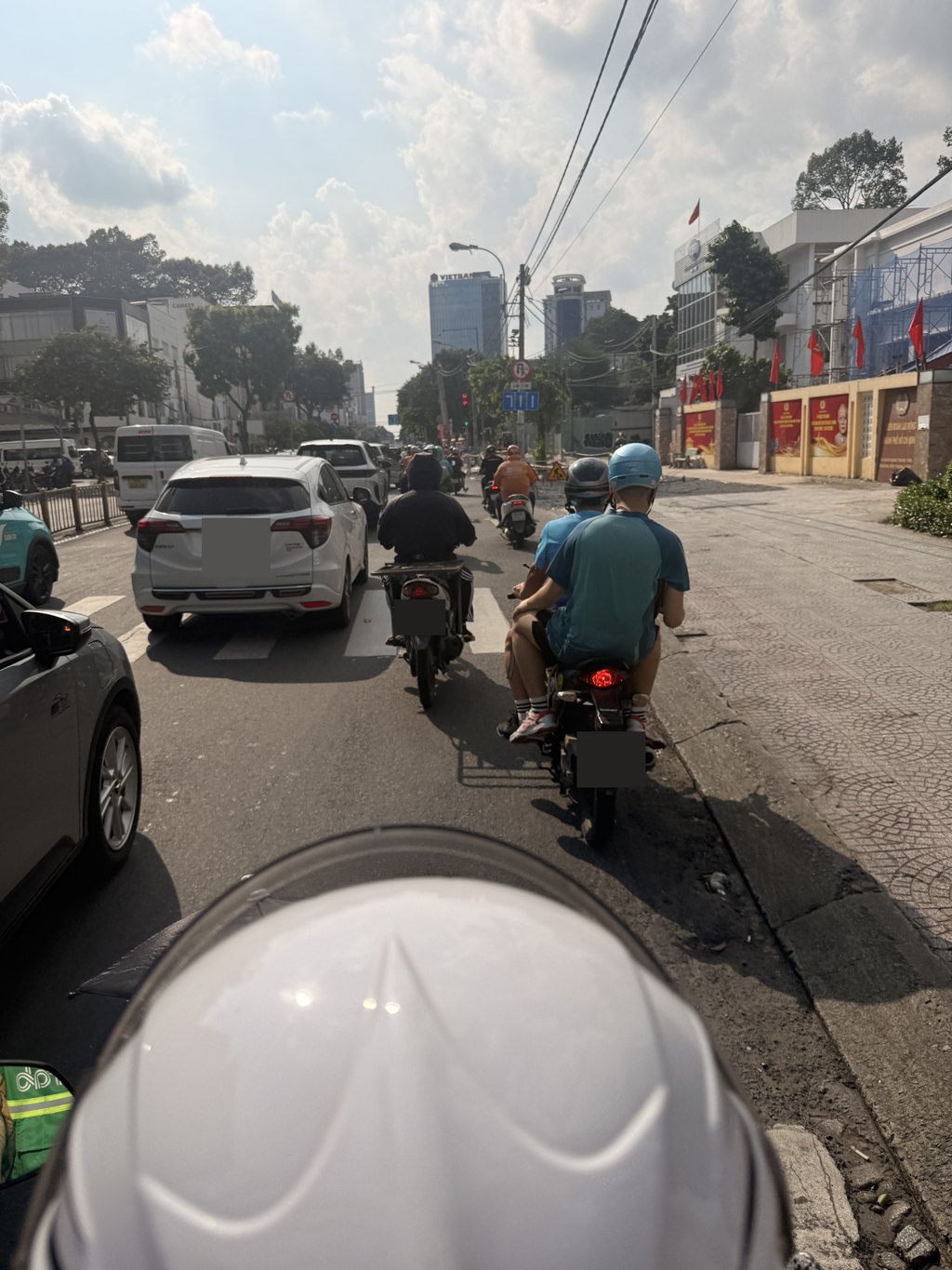 ホーチミンのバイクだらけの道路をバイクの後部座席から見た様子